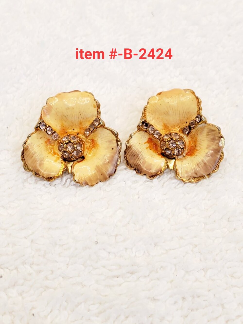 1 Vintage Pair of WEISS clip on Earrings, item # B-2424. wt. 11 grams.